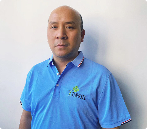 Mr.Zhang (vacuum forming machine operation) Mr.Zhang (vacuum forming machine operation)